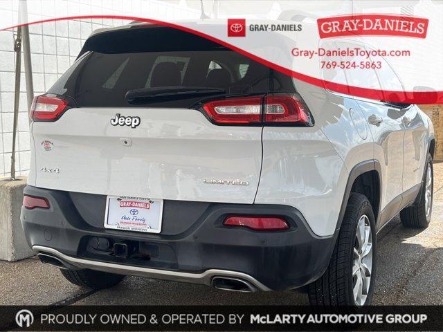 Photo of 2018 Bright White Clearcoat Jeep Cherokee