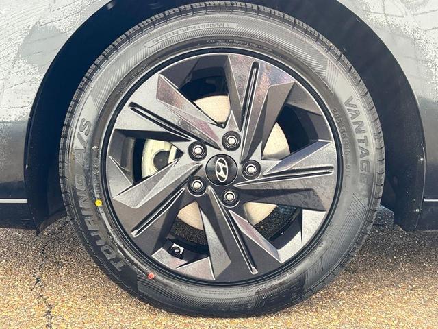 Photo of 2022 Phantom Black Hyundai ELANTRA