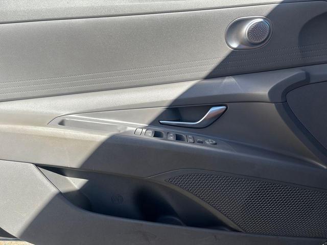 Photo of 2022 Phantom Black Hyundai ELANTRA