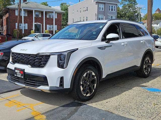 Photo of 2024 Glacial White Pearl Kia Sorento