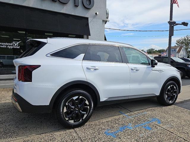 Photo of 2024 Glacial White Pearl Kia Sorento