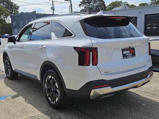 Photo of 2024 Glacial White Pearl Kia Sorento