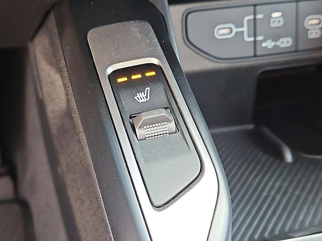 Photo of 2024 Glacial White Pearl Kia Sorento