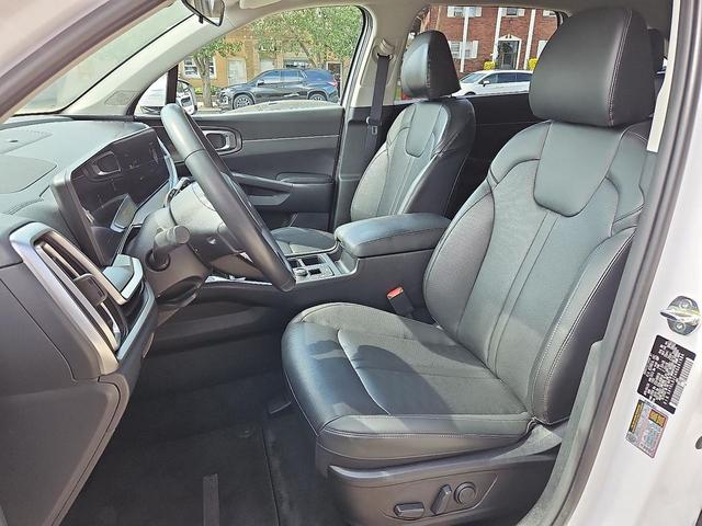 Photo of 2024 Glacial White Pearl Kia Sorento
