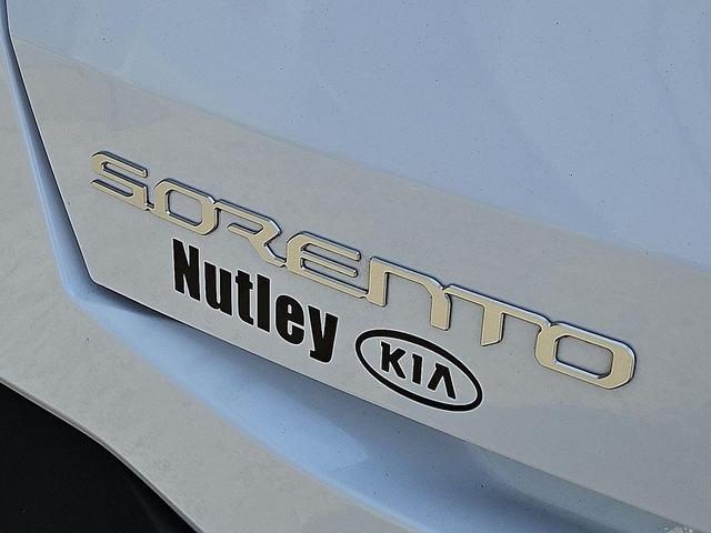 Photo of 2024 Glacial White Pearl Kia Sorento