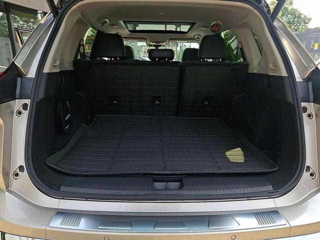 Photo of 2024 Champagne Silver Metallic/Super Black Nissan Rogue