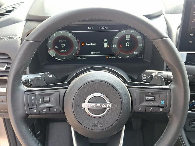 Photo of 2024 Champagne Silver Metallic/Super Black Nissan Rogue