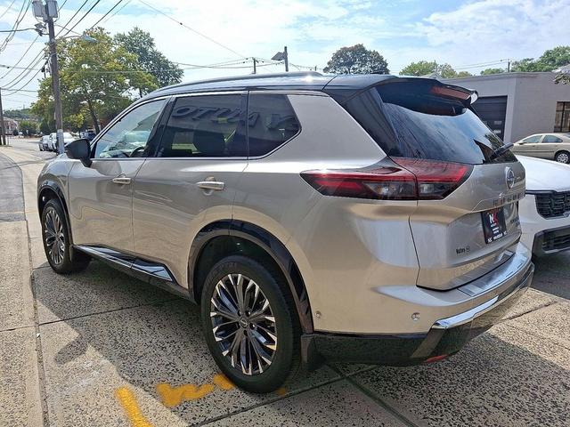 Photo of 2024 Champagne Silver Metallic/Super Black Nissan Rogue