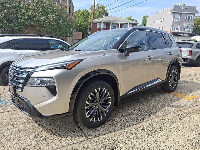 Photo of 2024 Champagne Silver Metallic/Super Black Nissan Rogue