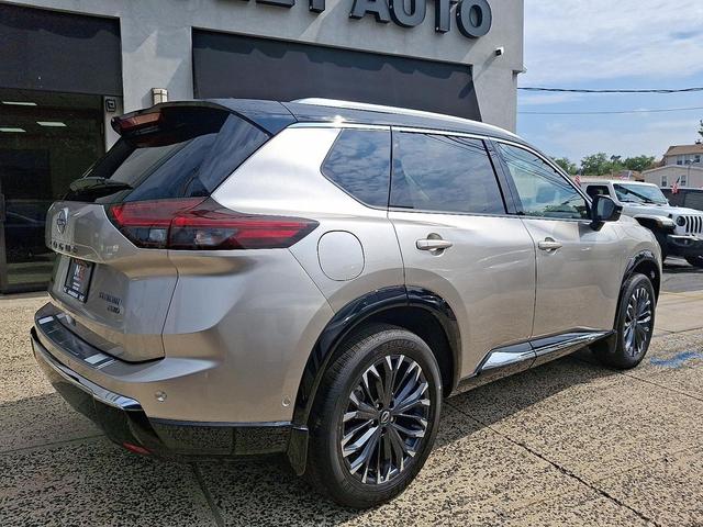 Photo of 2024 Champagne Silver Metallic/Super Black Nissan Rogue