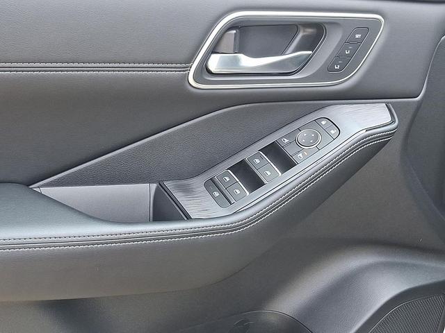 Photo of 2024 Champagne Silver Metallic/Super Black Nissan Rogue