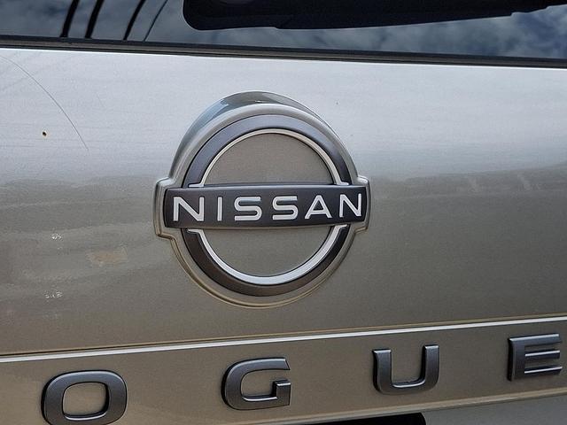 Photo of 2024 Champagne Silver Metallic/Super Black Nissan Rogue