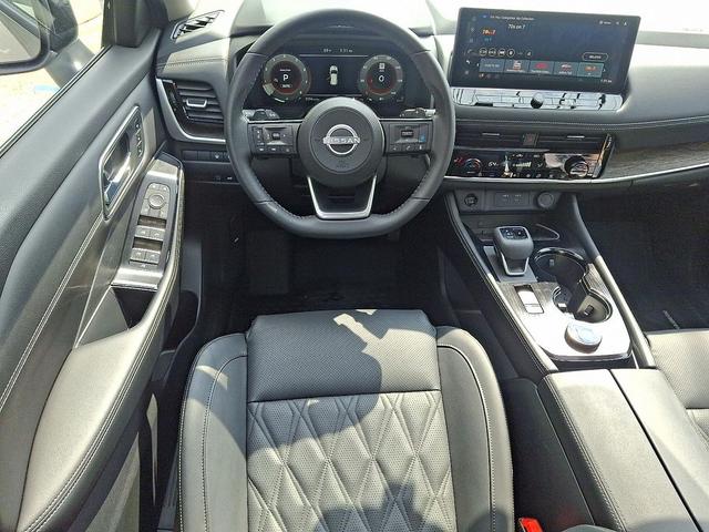 Photo of 2024 Champagne Silver Metallic/Super Black Nissan Rogue