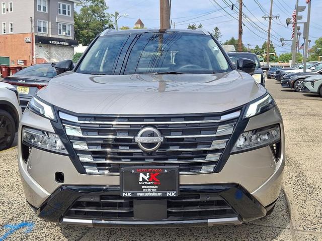 Photo of 2024 Champagne Silver Metallic/Super Black Nissan Rogue