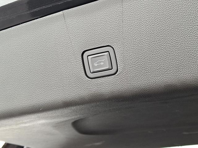Photo of 2023 Mosaic Black Metallic Chevrolet Traverse