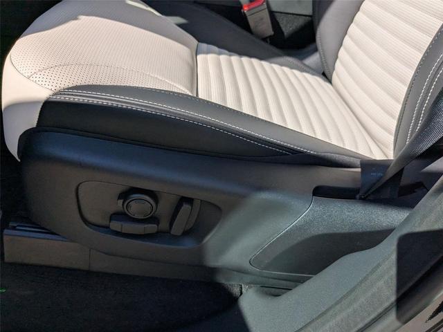 Photo of 2025 Santorini Black Metallic Land Rover Discovery