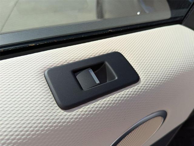 Photo of 2025 Santorini Black Metallic Land Rover Discovery