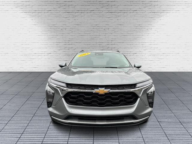 Photo of 2025 GRAY Chevrolet Trax