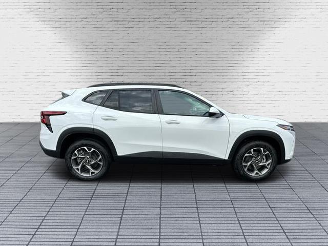 Photo of 2025 Summit White Chevrolet Trax