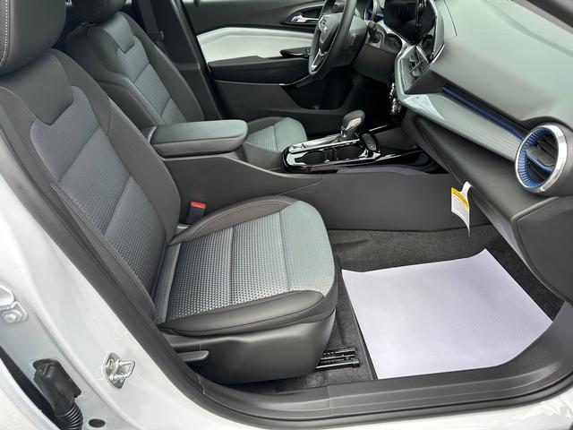 Photo of 2025 Summit White Chevrolet Trax