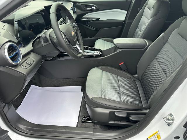 Photo of 2025 Summit White Chevrolet Trax