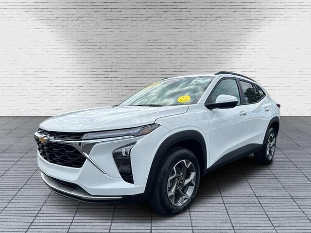Photo of 2025 Summit White Chevrolet Trax