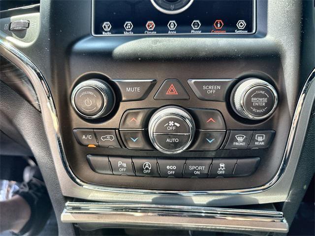 Photo of 2019 Diamond Black Crystal Pearlcoat Jeep Grand Cherokee