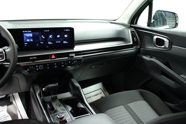 Photo of 2025 Glacial White Pearl Kia Sorento