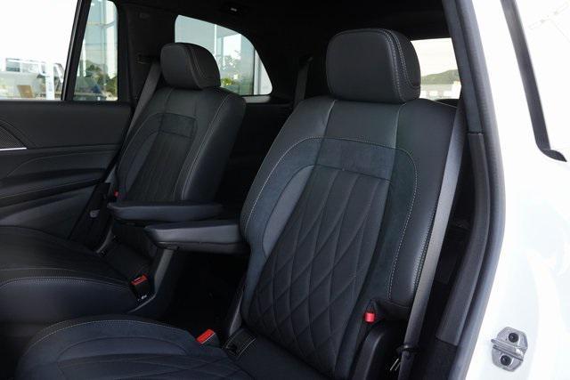 Photo of 2025 MANUFAKTUR Moonlight White Metallic Mercedes-Benz AMG GLS 63