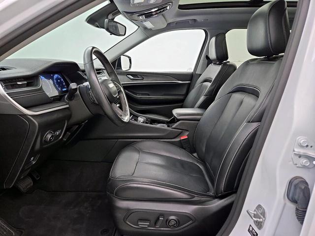 Photo of 2021 White Jeep Grand Cherokee L