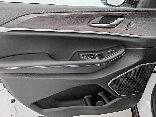 Photo of 2021 White Jeep Grand Cherokee L