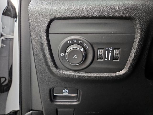 Photo of 2021 White Jeep Grand Cherokee L