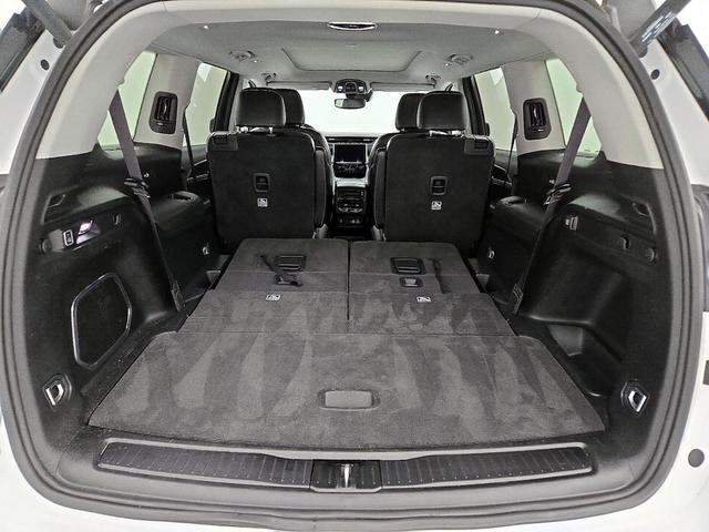 Photo of 2021 White Jeep Grand Cherokee L