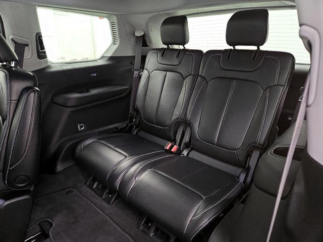 Photo of 2021 White Jeep Grand Cherokee L