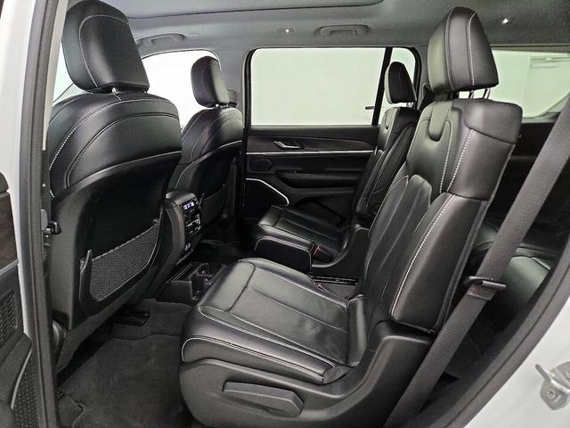 Photo of 2021 White Jeep Grand Cherokee L