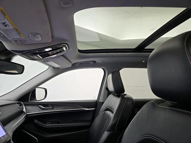 Photo of 2021 White Jeep Grand Cherokee L