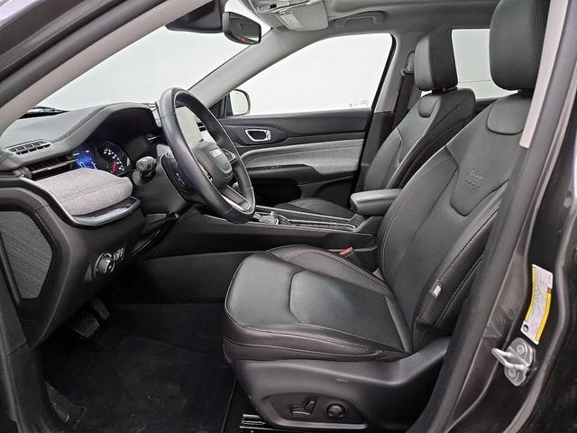 Photo of 2022 Gray Jeep Compass