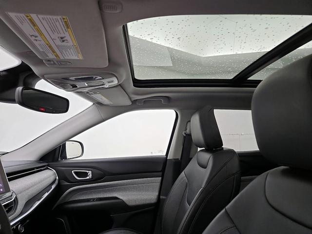 Photo of 2022 Gray Jeep Compass