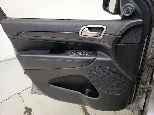 Photo of 2017 Silver Jeep Grand Cherokee