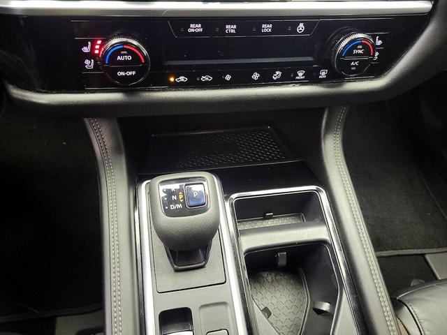 Photo of 2022 White Nissan Pathfinder