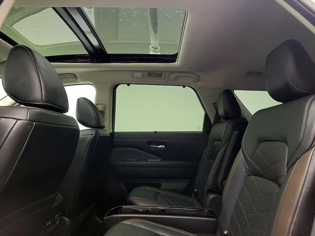 Photo of 2022 White Nissan Pathfinder