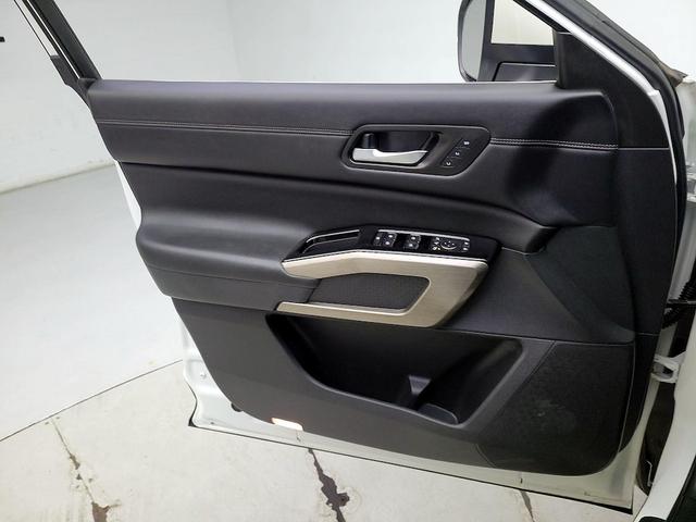 Photo of 2022 White Nissan Pathfinder