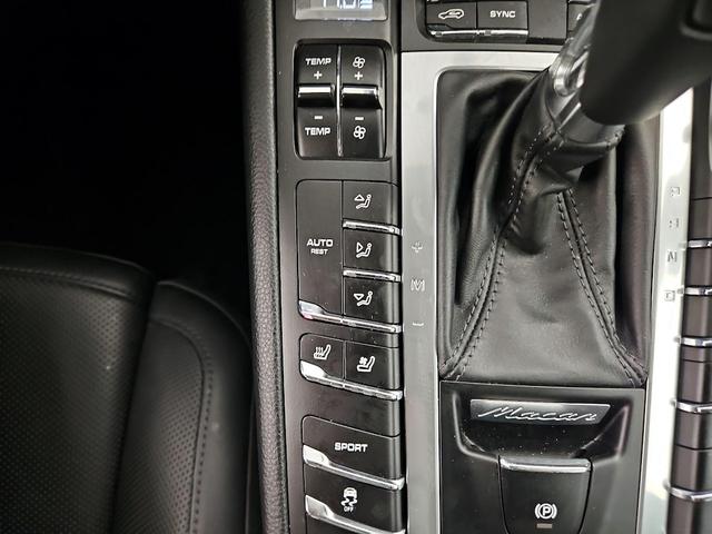 Photo of 2017 White Porsche Macan
