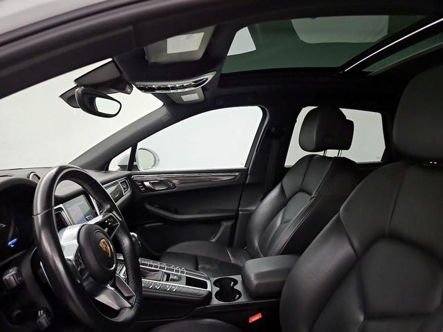 Photo of 2017 White Porsche Macan