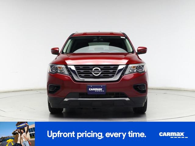 Photo of 2018 Red Nissan Pathfinder