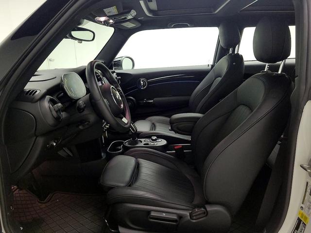 Photo of 2023 White MINI SE Hardtop