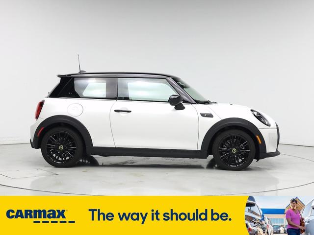 Photo of 2023 White MINI SE Hardtop