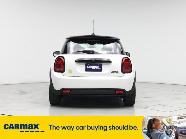 Photo of 2023 White MINI SE Hardtop