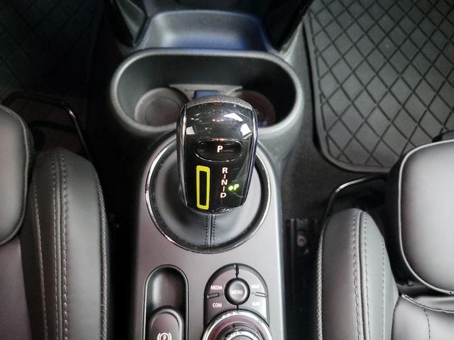 Photo of 2023 White MINI SE Hardtop
