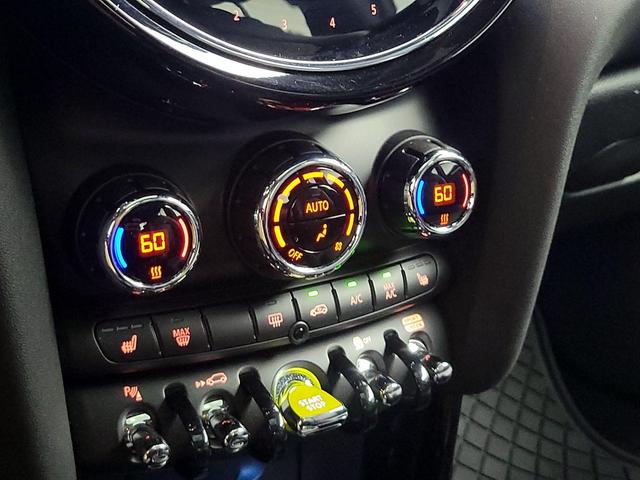 Photo of 2023 White MINI SE Hardtop